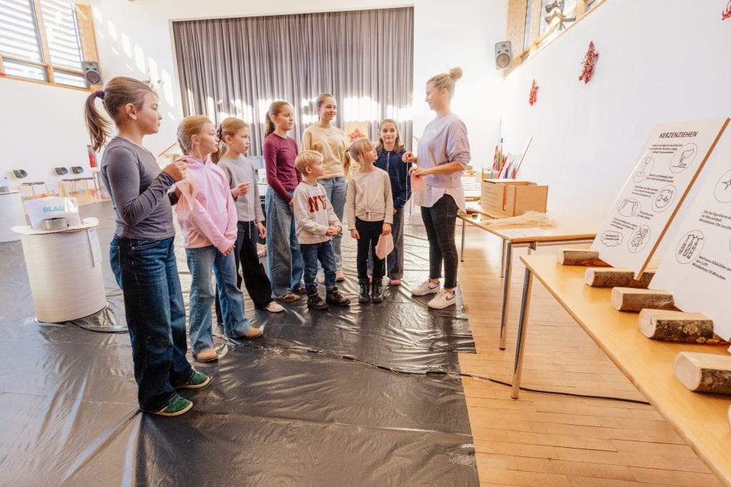 Hautnahes Erlebnis beim Wachsworkshop für Kinder in einer kreativen Lernumgebung, bei der Kinder verschiedene Wachsarten kennenlernen und eigene Wachskreationen gestalten.